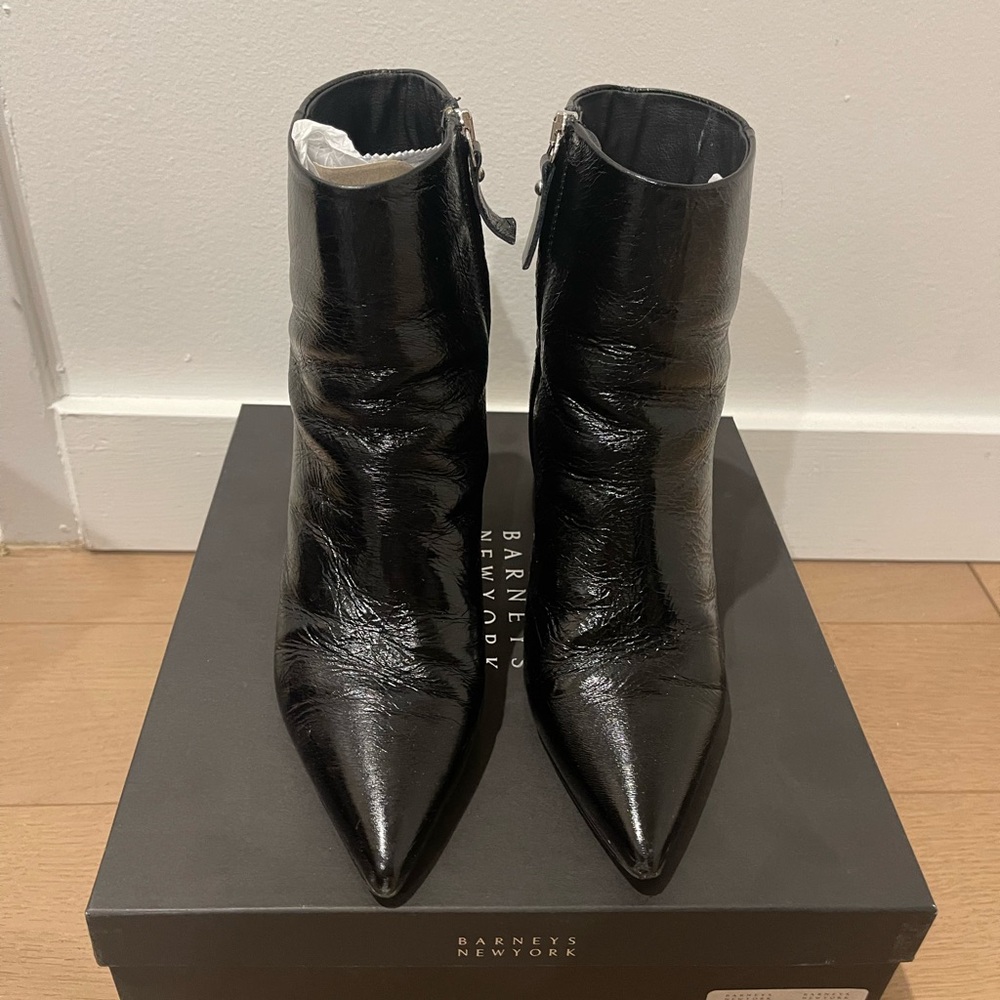 BARNEYS NEW YORK PATENT LEATHER BOOTIES 39